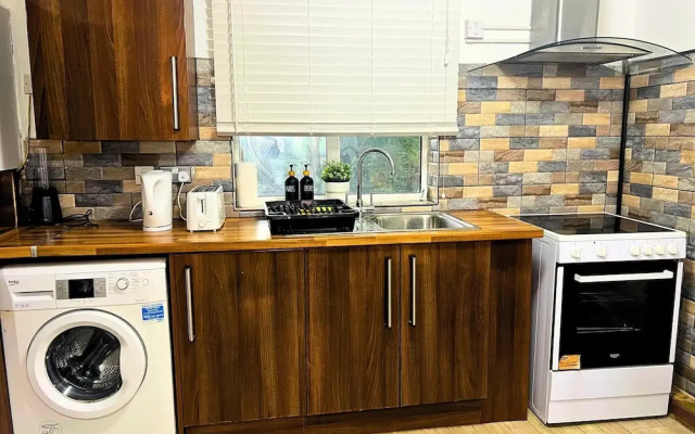 City Nearby - Parking - Wifi - Garden - Sleeps 4