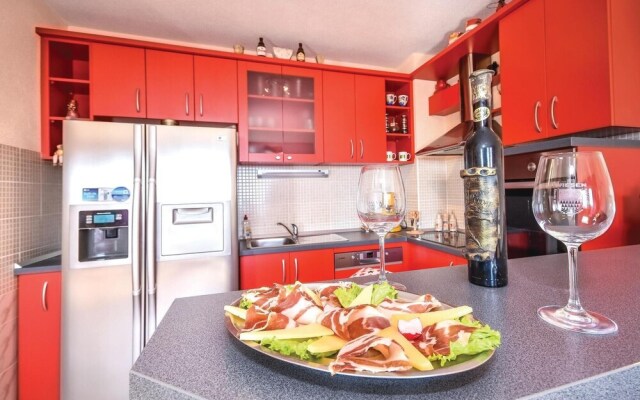 Beautiful Home in Mravince With Wifi and 2 Bedrooms