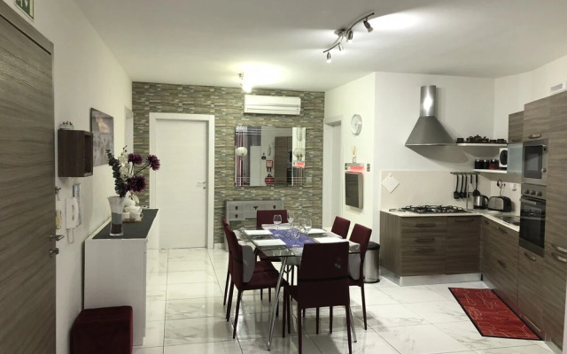 Sea View 2 Bed Apartment Close to Beach