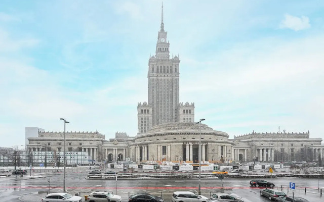 Lumina opposite the Palace of Culture