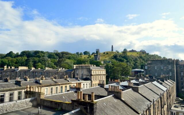 Sophisticated 2 Bedroom Edinburgh Flat Near Old Town