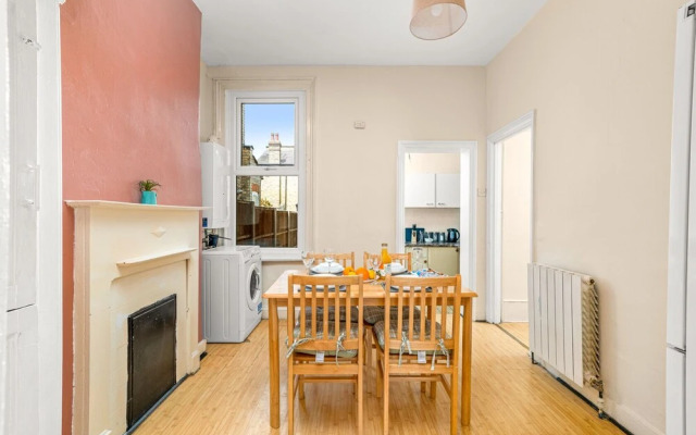 Homely 4-bedroom Home With 2 Baths & Free Parking