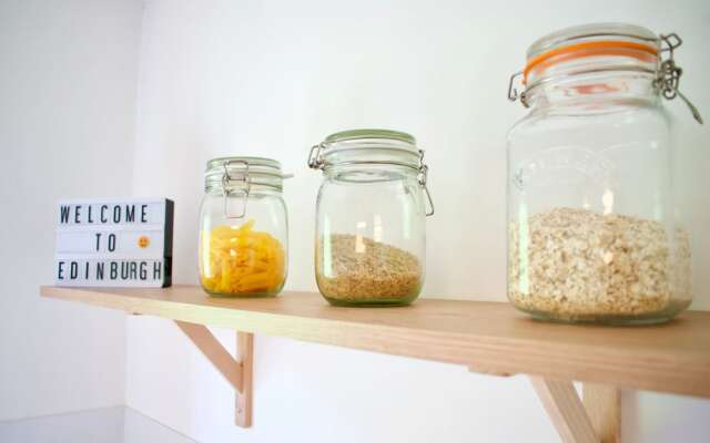 Modern 2 Bedroom Ground Floor Flat with Parking