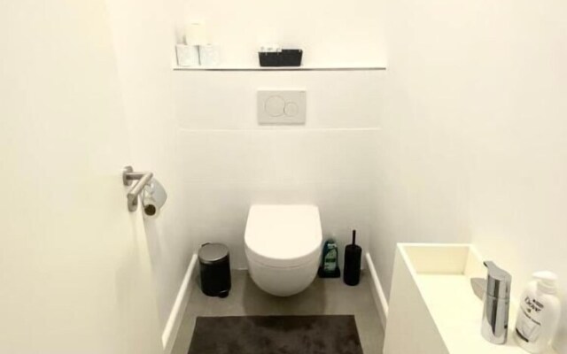 2 Bedrooms Flat in Center with Parking