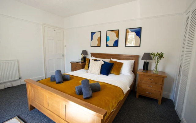 Spacious - Central 2 Bed Apartment