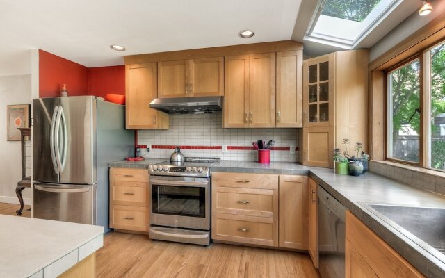 Lovely Laurelhurst - Music Room & Sunny Yard 3 Bedroom Home