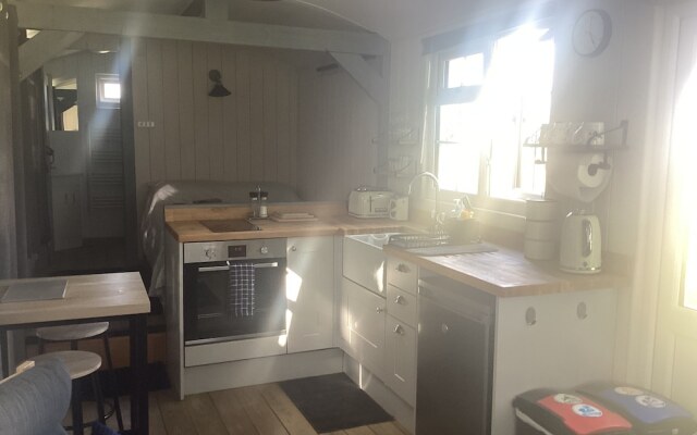 Charming Luxurious Rural Shepherds Hut