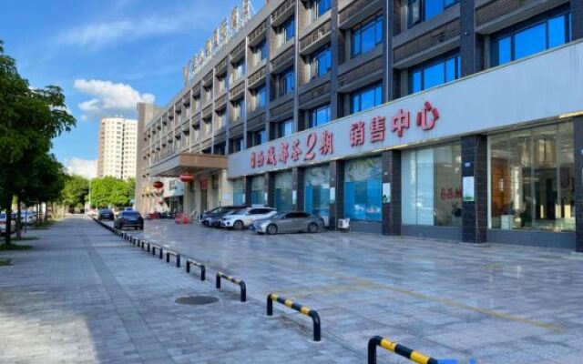 Vienna International Hotel (Luoding Xicheng Duxuan Branch)