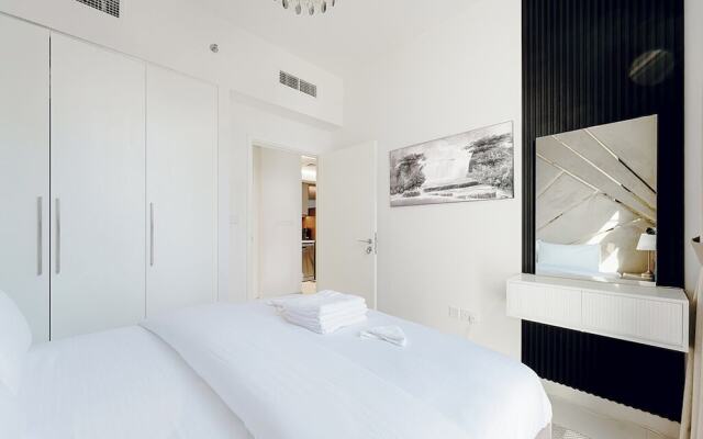 Stayis-Luxury 1 BR with City SkylineView