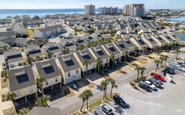 SPC3209 is an upstairs 2 BR with Canal Views by RedAwning