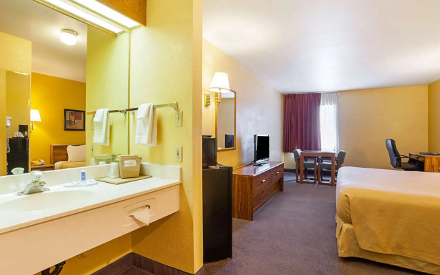 Rodeway Inn & Suites