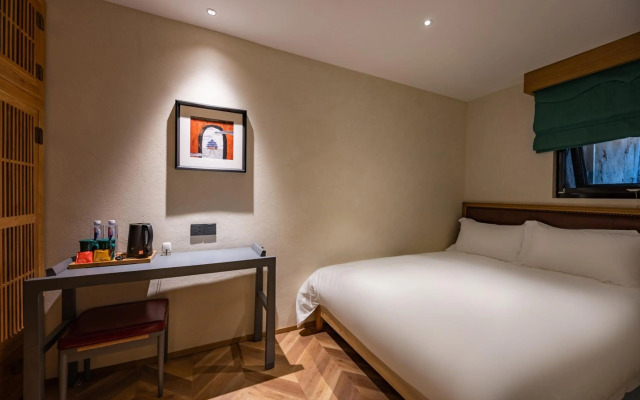 Qiuguo Hutong Courtyard Hotel