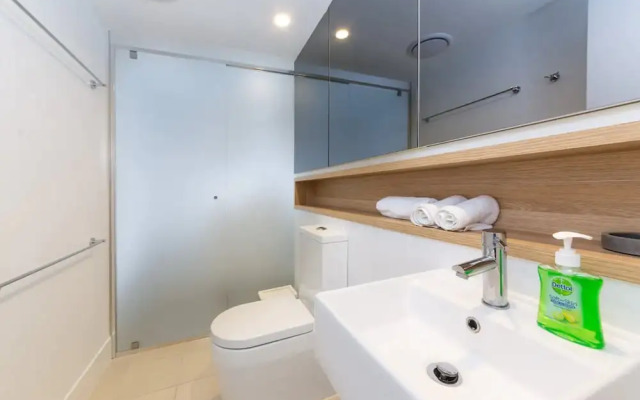 Modern 1 Bedroom Apartment With Stunning CBD Skyline Views