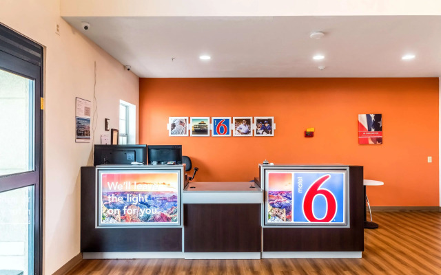 Motel 6 Jourdanton, TX