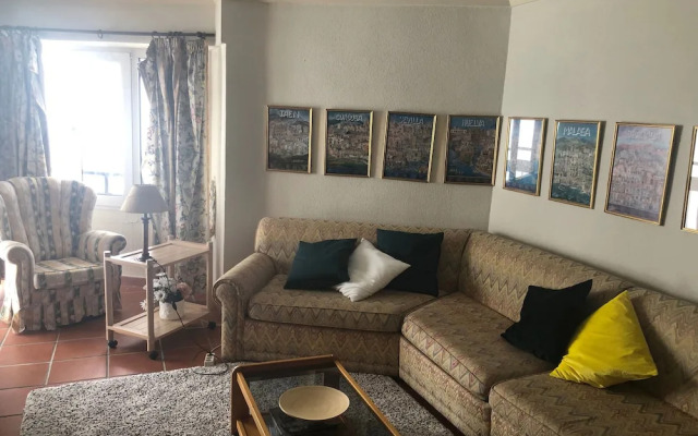 Spacious and Sunny Luxury Located in the Lower Area