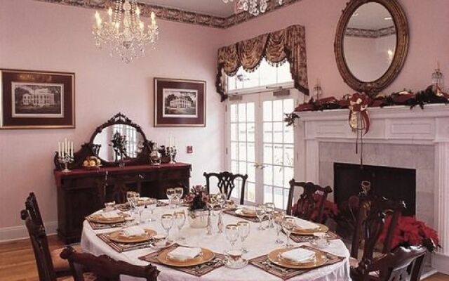 Hubbard Mansion B&B