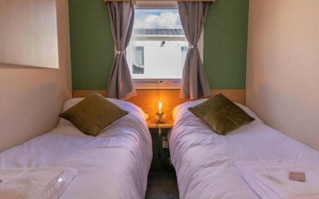 Tattershall Lakes Private Hot Tub Lodge - Sleeps 6