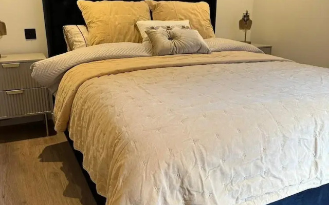 Beehive Suite - City Chic London Apartment