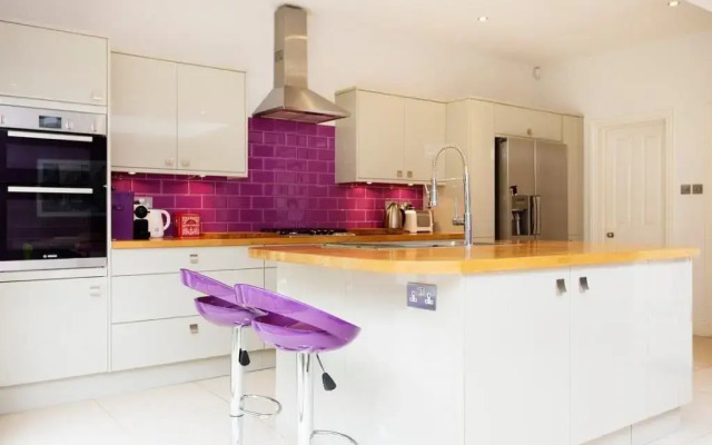 Veeve  4 Bed House On Emlyn Road West London