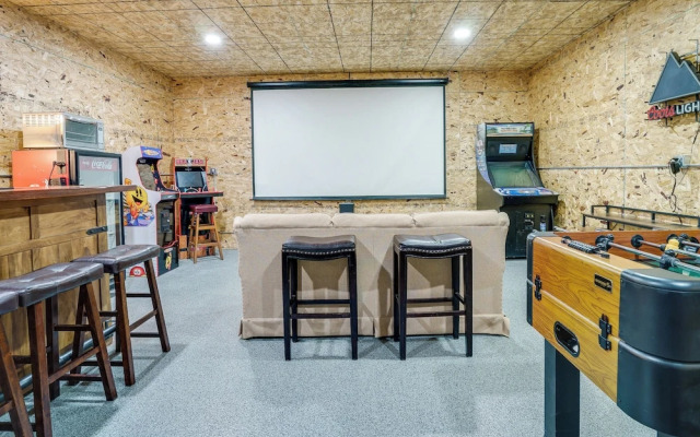 Sporty Blaine Home w/ Games ~ 2 Mi to Super Rink!