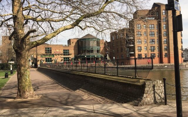 1 Bedroom Flat Facing the Docks