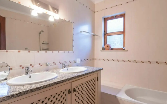 Cozy Villa in Albufeira With Swimming Pool