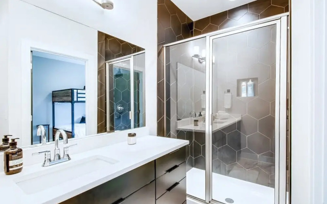 Elvis-themed 13 Beds Rooftop City Views