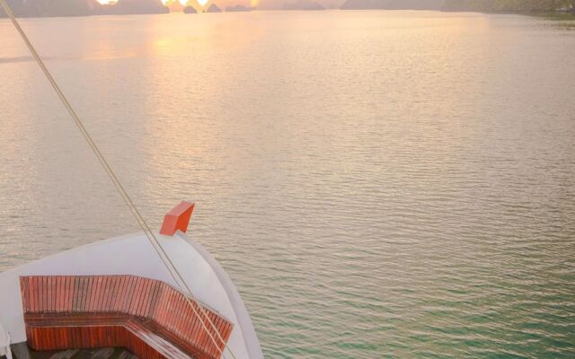 Heritage Line Ylang Cruise – Ha Long Bay & Lan Ha Bay