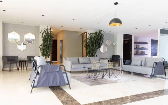 Sunny and Spacious PH Near Santafe Shopping Mall