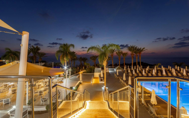 Queen's Bay Hotel