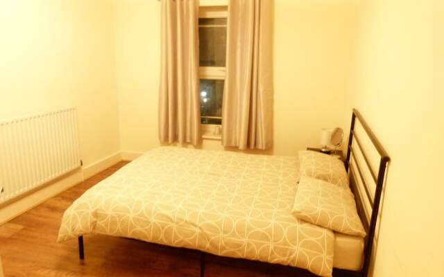 SS Property Hub - Large Canary Wharf Family Apartment