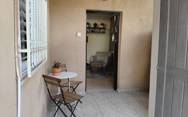 Private & Spacious Apt w Queen Beds PRKG