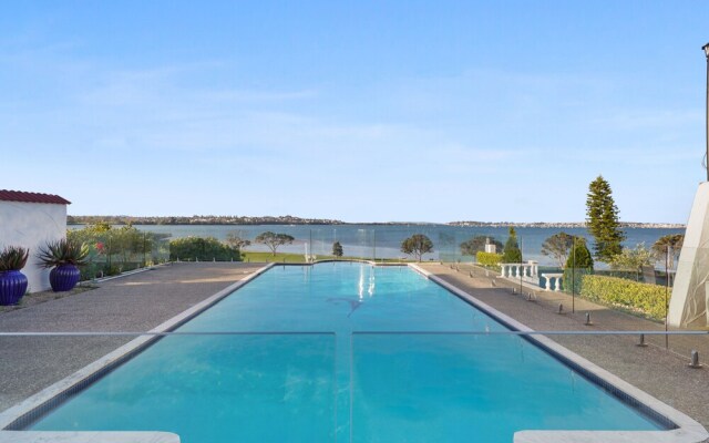 Magnificent Beachfront Mansion - Pool