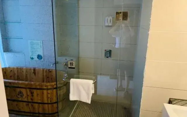 Yicheng Lanbowan Hotspring Holiday Hotel
