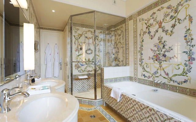 Hotel Raphael