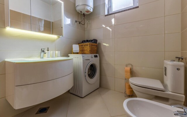 Beautiful Apartment in Liznjan With Wifi and 1 Bedrooms