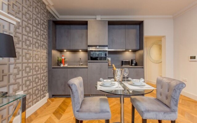 Chic and Sophisticated Apartment in the West End, Edinburgh