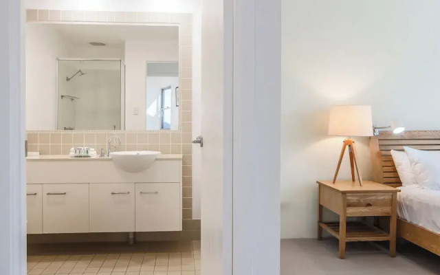 Stunning She Oak Lane 2 BR Apartment