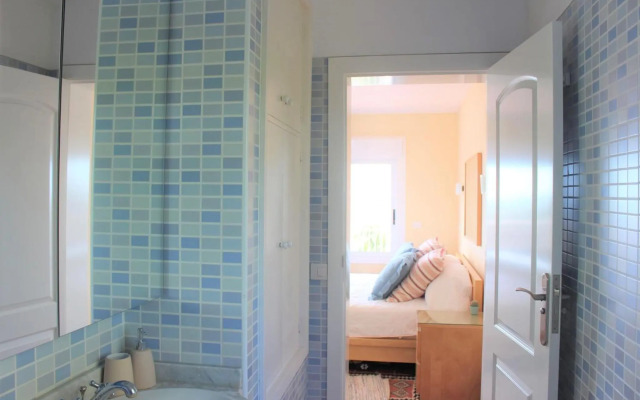 Villa in protected space in front of the sea