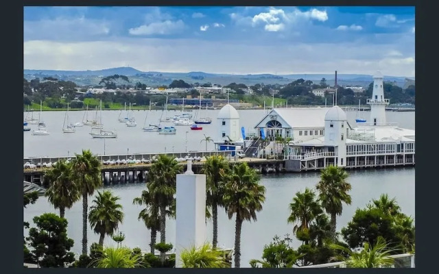 Waterfront By Gold Star Stays