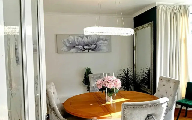 Happy Days Stays Ty Hapus