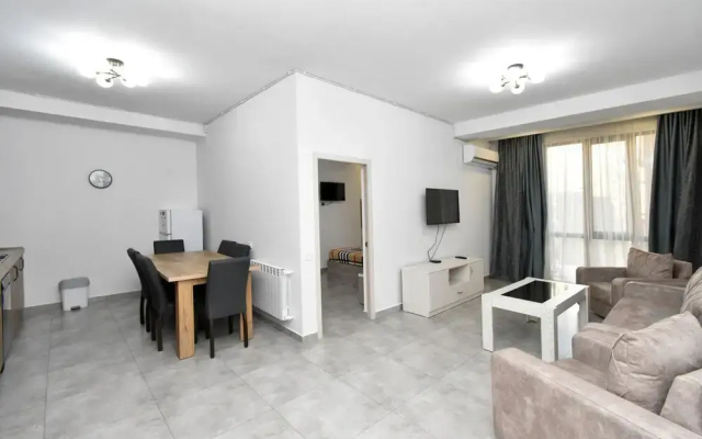 Apartment by Luxe Group DI412