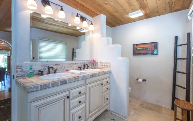 La Luz - Luxurious East Side Adobe With Hot Tub and Kiva Fireplace, Walk Everywhere