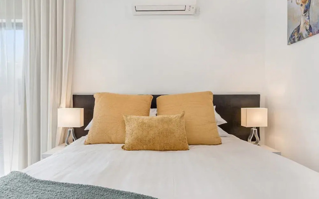 Gorgeous 3-bed House With Spacious Shared Backyard