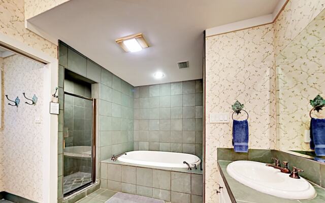 7BR 5 5BA Spicewood Sanctuary by RedAwning