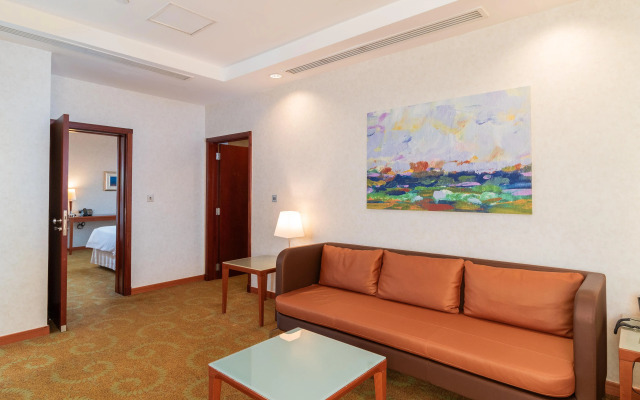 Holiday Inn Suites Kuwait Salmiya