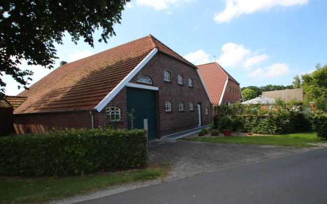 Terraced house in Strackholt with terrace