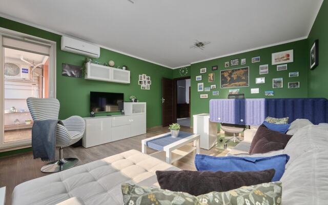 Lively Green Apartment by Renters