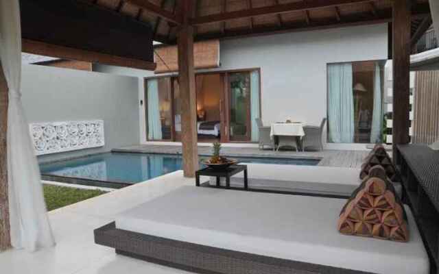 Water Edge Villa by Soscomma