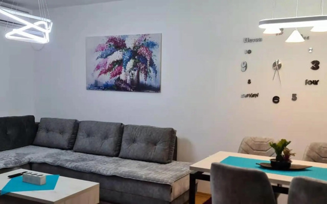 Stylish Violet & Modern Apartment